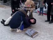 В центре Киева из-за гололеда травмируются люди. Видео 