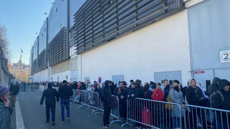 Очередь на регистрацию беженцев в экспоцентре в Париже такая длинная, что люди стоят сутками и часто ночуют там же на раскладушках. Фото: francetvinfo.fr 