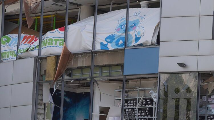 Пострадавший вследствие ракетной атаки на Днепр ТЦ. Фото: t.me/mykola_lukashuk