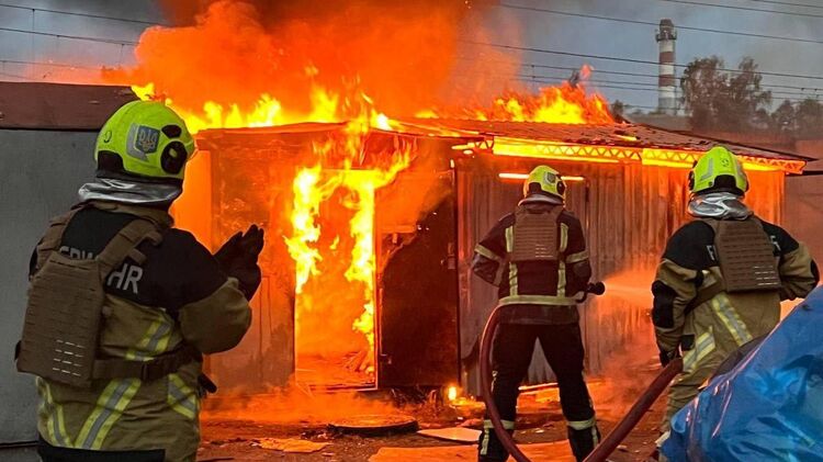 Последствия обстрела Киева. Фото: ГСЧС