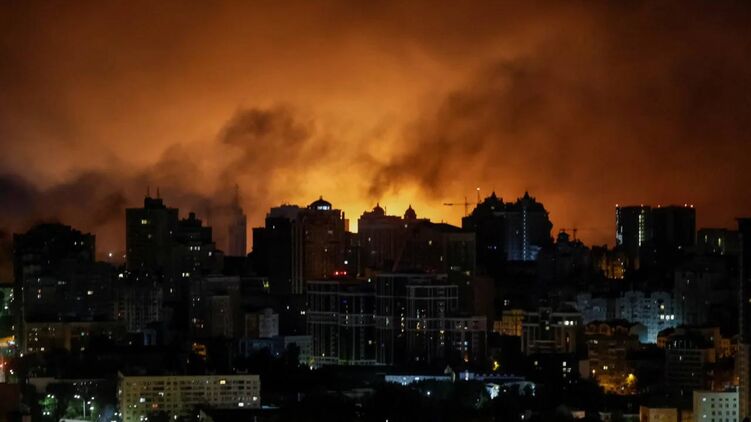 Панорама Києва в ході нічної ракетної атаки