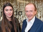 Модель родом из Украины встречается с пожилым ловеласом-богачом из Австрии. Видео их знакомства стало вирусным