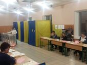 Раздача денег, выезд парней, переговоры. Готовится ли украинская власть к выборам