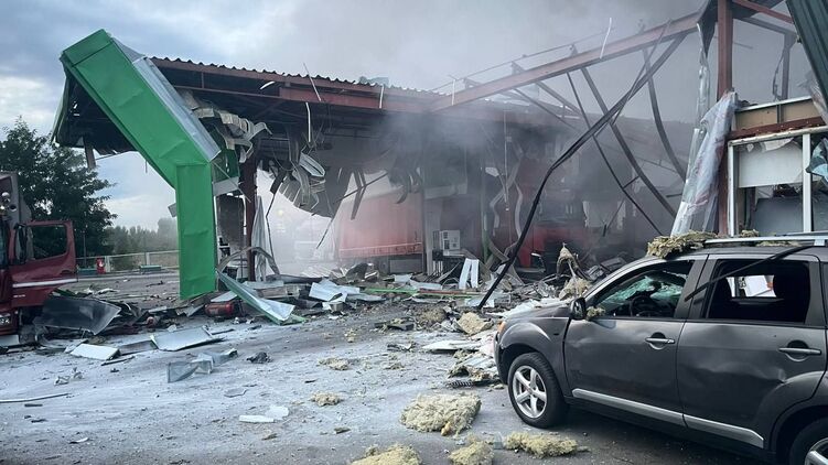 Розбомблена заправка під Полтавою