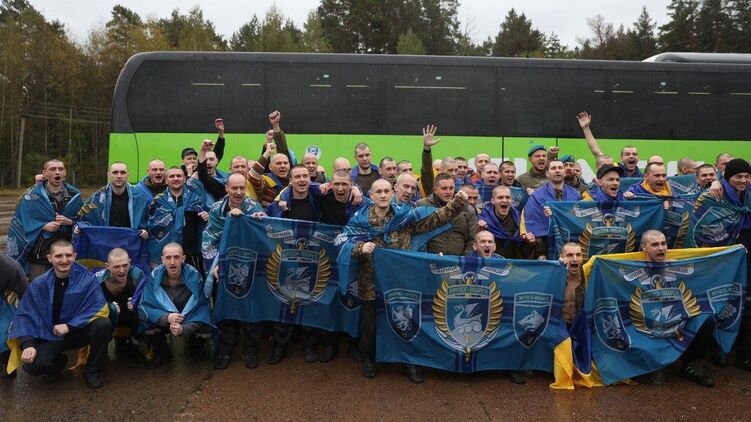 Полонені, що повернулися додому. Фото: Телеграм Володимира Зеленського