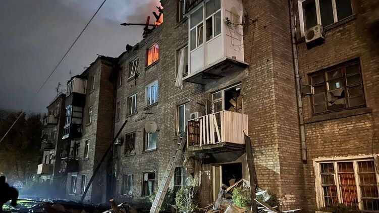 Руйнування в Кам'янському після повітряного удару. Фото: ДСНС