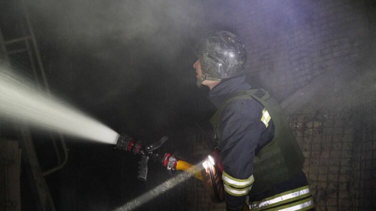 Ліквідація наслідків нічної атаки на Черкаси. Фото: Черкаська ОВА