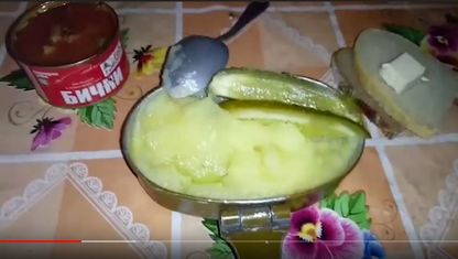 Солдатская еда с презентации Порошенко и из казарм. Военные сняли видео о своем реальном быте