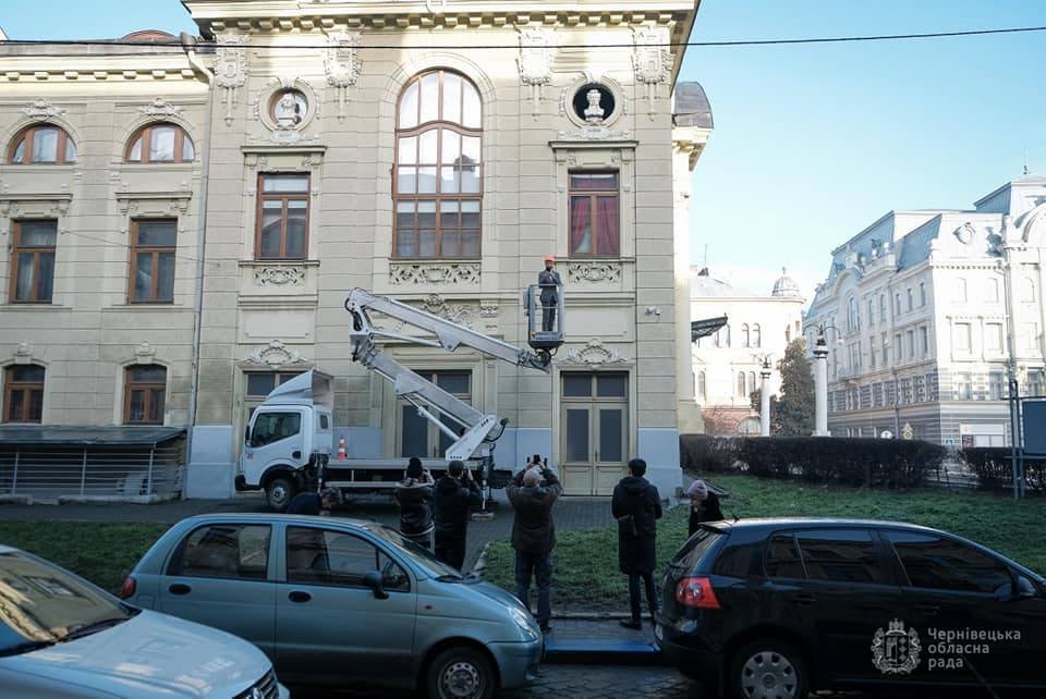 в Черновцах сняли бюст Пушкина