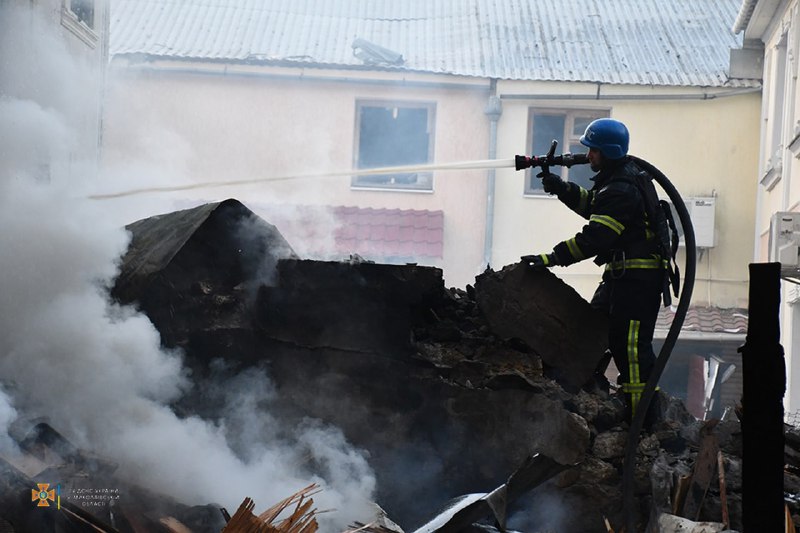 Последствия удара по Николаеву в ночь на 12 июля. Фото: ГСЧС