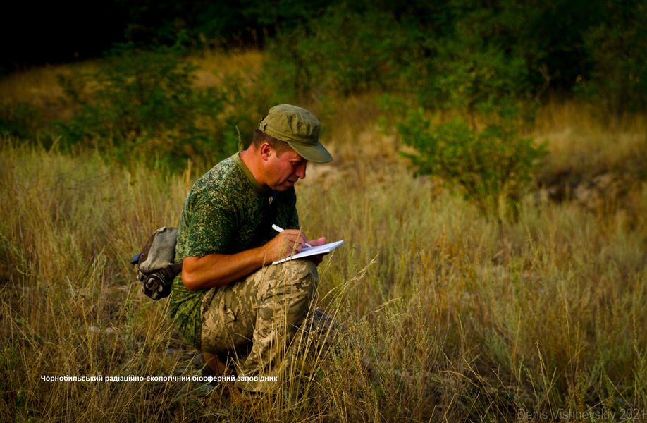 Ученый изучает флору заповедника