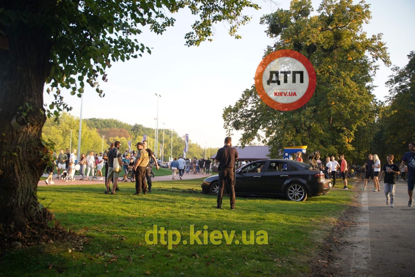 Авто припарковали на газоне киевского ВДНХ