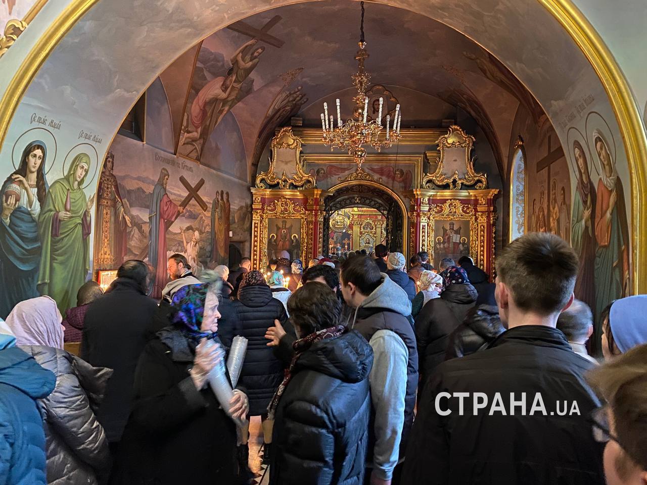 В Лавре собираются верующие УПЦ