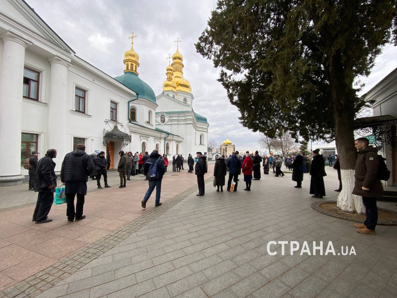 В Лавре собираются верующие УПЦ