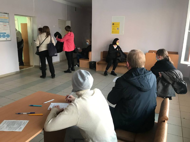 В пункте вакцинации образовывается небольшая очередь, на месте необходимо заполнить соответствующую медицинскую форму