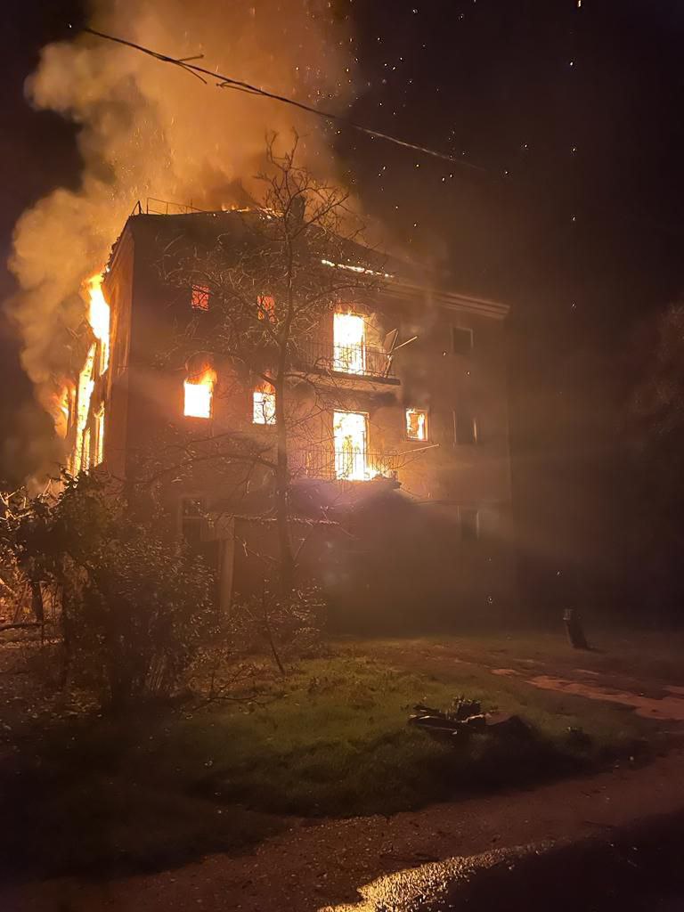 Глава Донецкой ОГА Павел Кириленко сообщает о том, что в Покровском районе нанесен удар по Курахово, попадание в дом, по Бахмуту и Северску била авиация, в Торецке артиллерией повреждено админздание