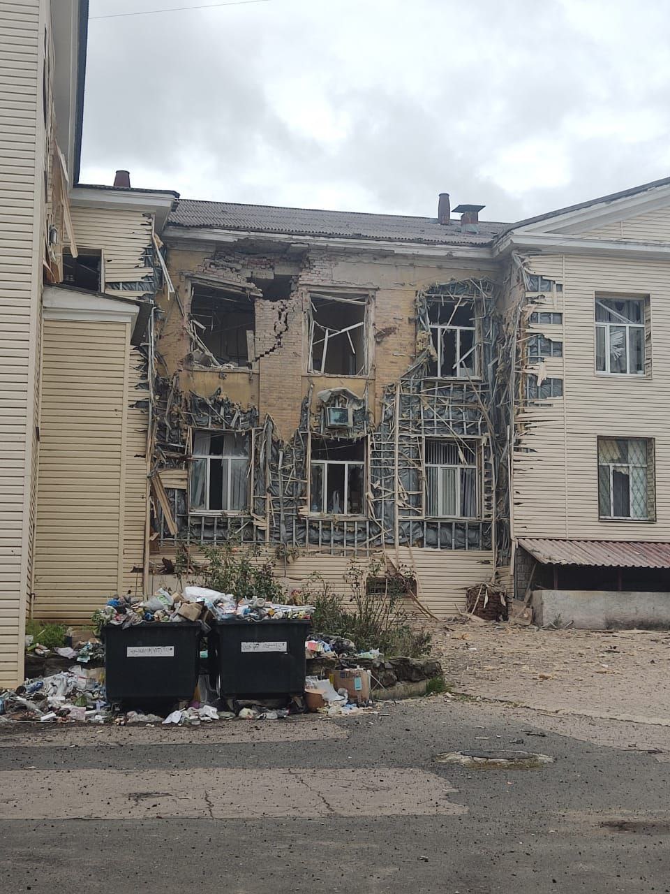 Разрушенная больница в Бахмуте