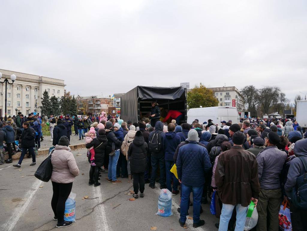 Раздача гуманитарной помощи в Херсоне