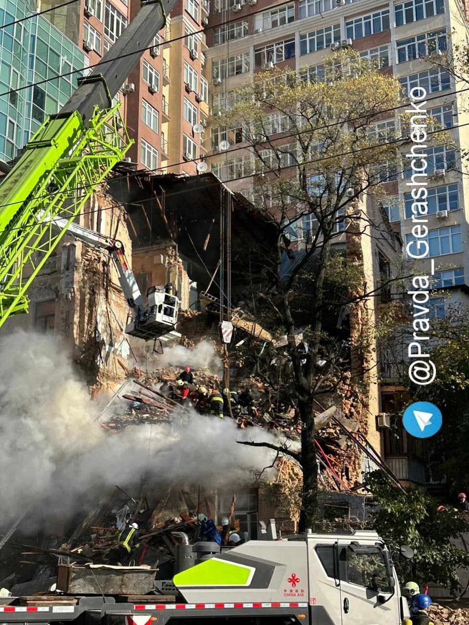 Ещё одно фото с места удара иранского беспилотника в Киеве