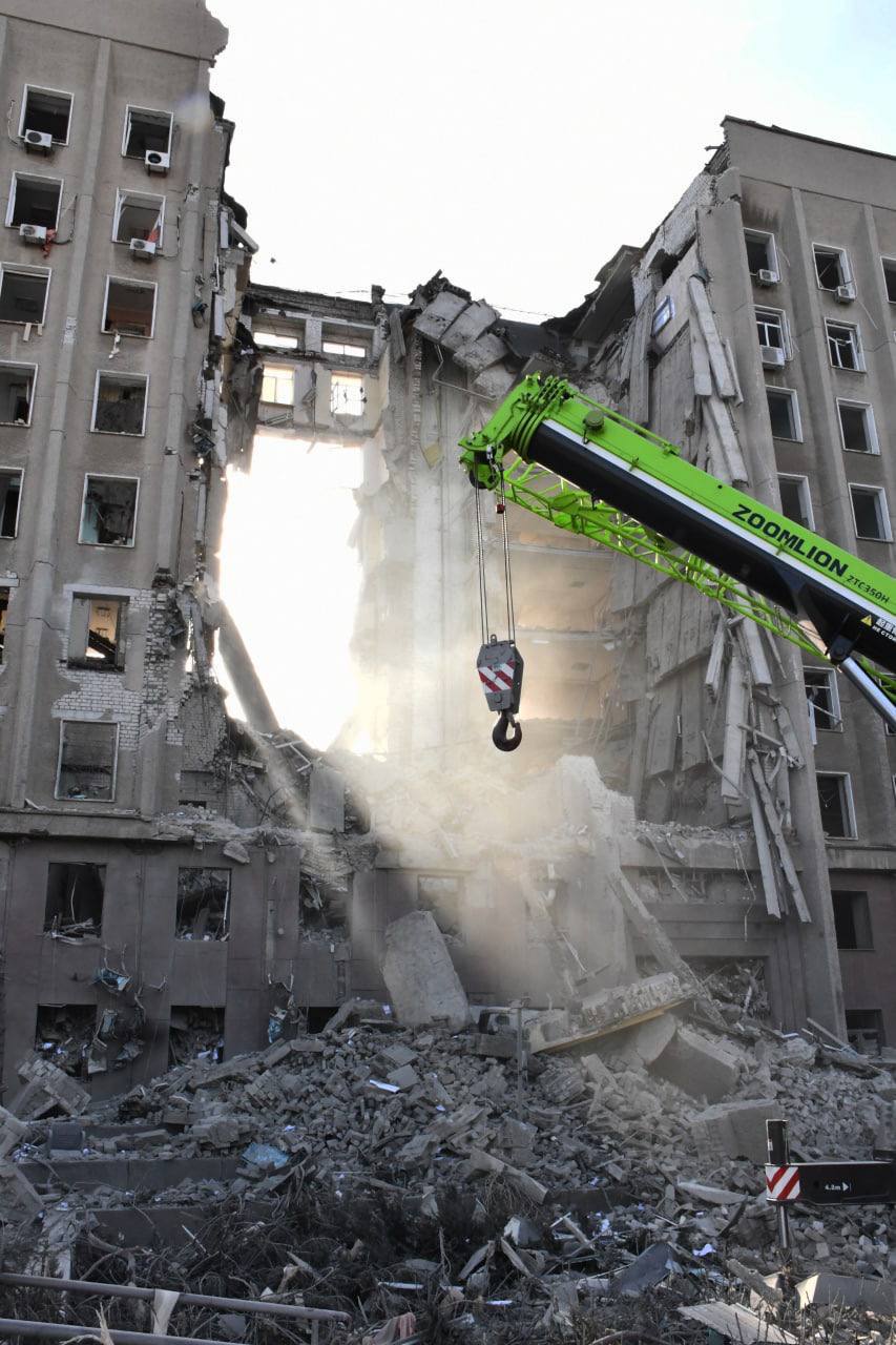 фото по ликвидации последствий ракетного удара по зданию николаевской ОГА