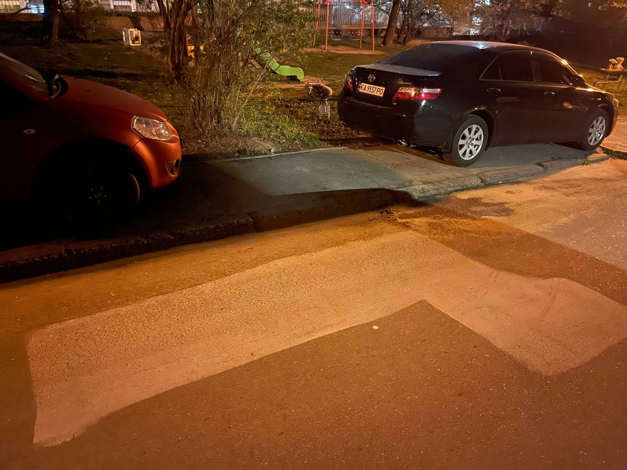 Граффити на асфальте с надписью кто кого защищает на месте расстрела людей в Голосеевском районе Киева уже замазали