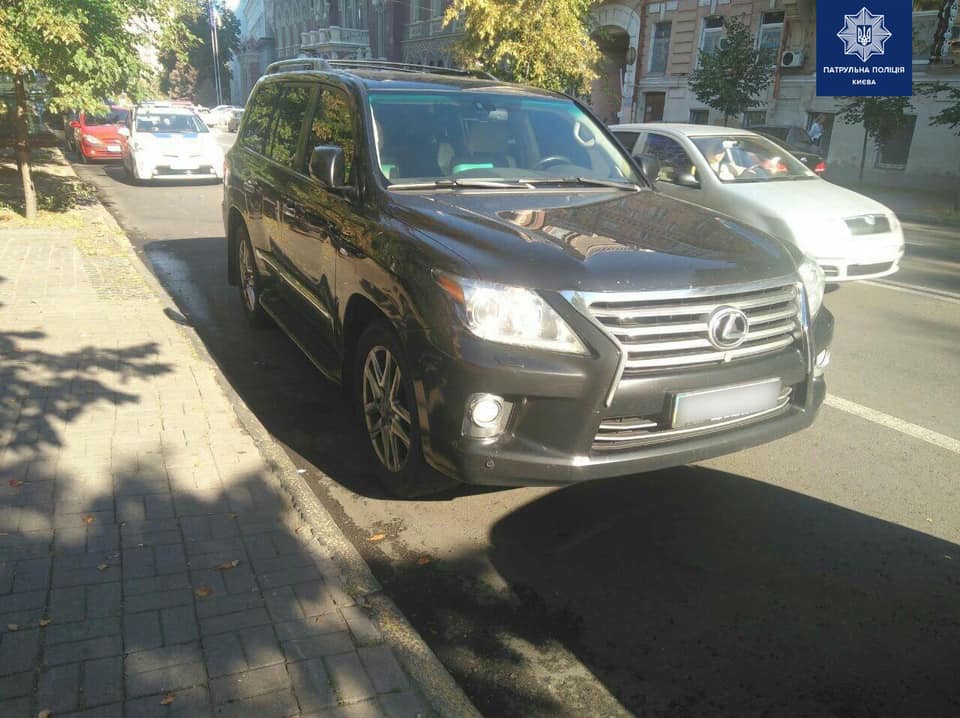 В Киеве пьяный водитель за рулем Lexus сбил клумбы в центре города. Фото: Facebook/ Алексей Белошицкий