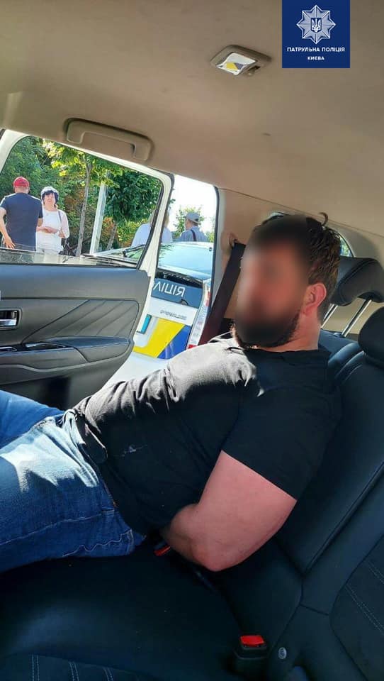 В Киеве пьяный водитель за рулем Lexus сбил клумбы в центре города. Фото: Facebook/ Алексей Белошицкий