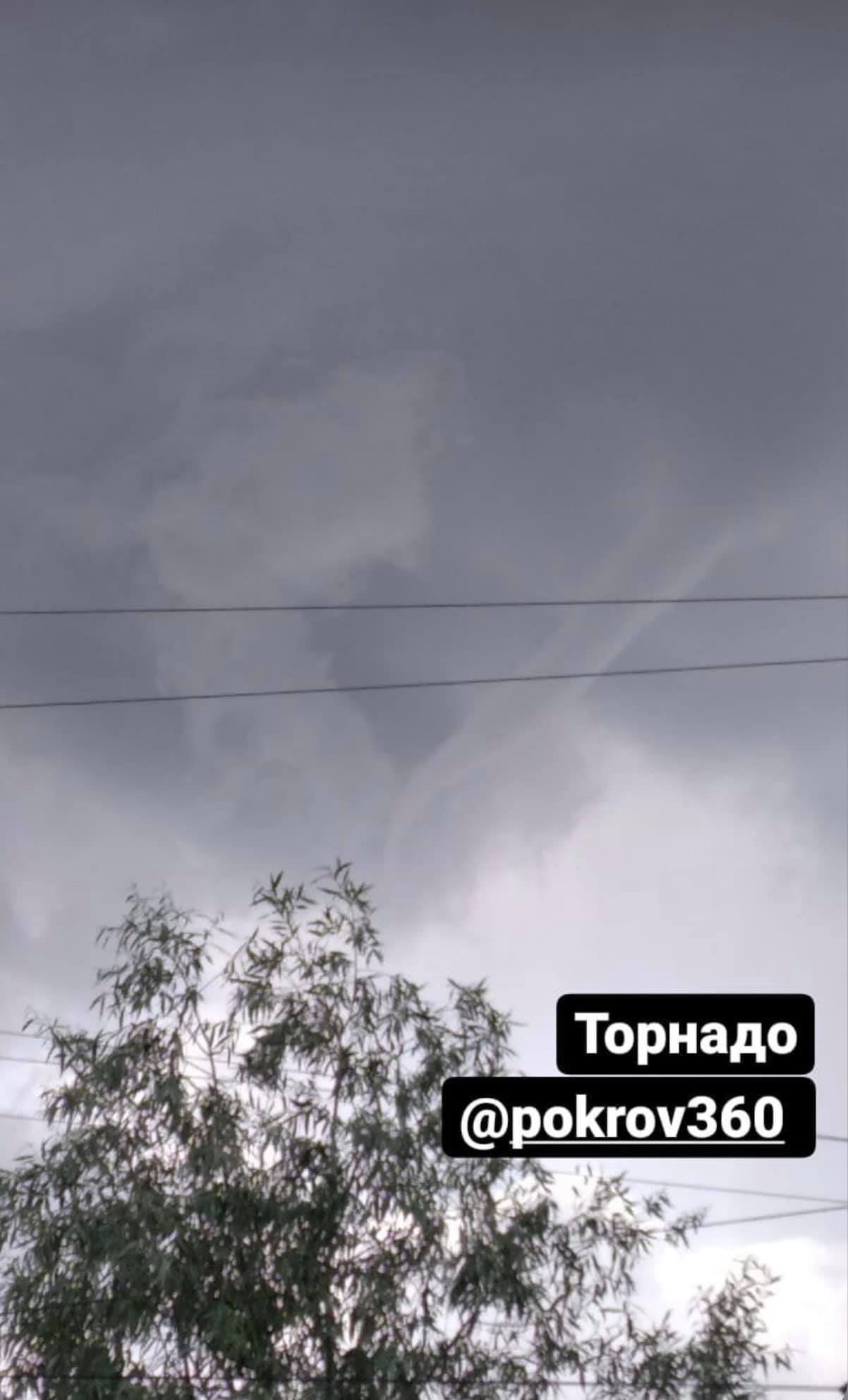 Смерч в Покровске. Фото: Facebook/&nbsp;OrdzhoCity сообщество г. Покров