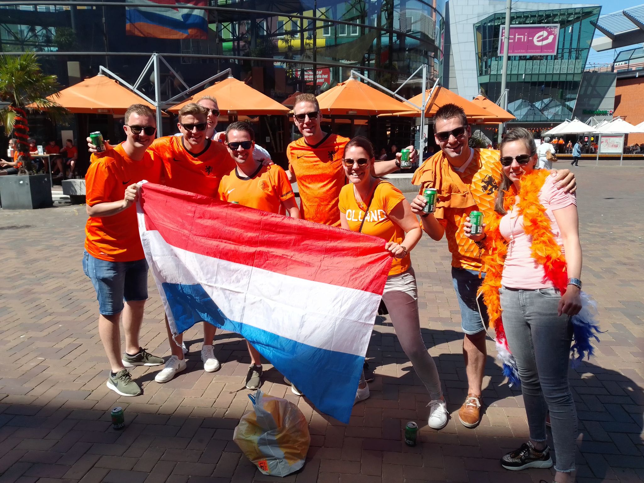 Болельщики перед игрой Украина - Нидерланды. Фото: Страна