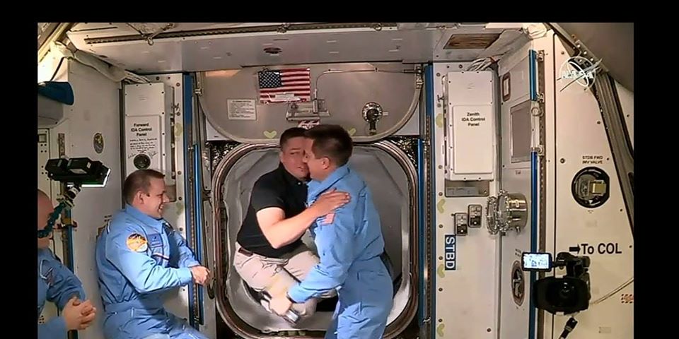 Астронавты Crew Dragon переходят на МКС. Фото 2