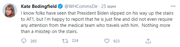 Белый дом назвал причину падения Байдена на трапе самолета. Скриншот: Твиттер