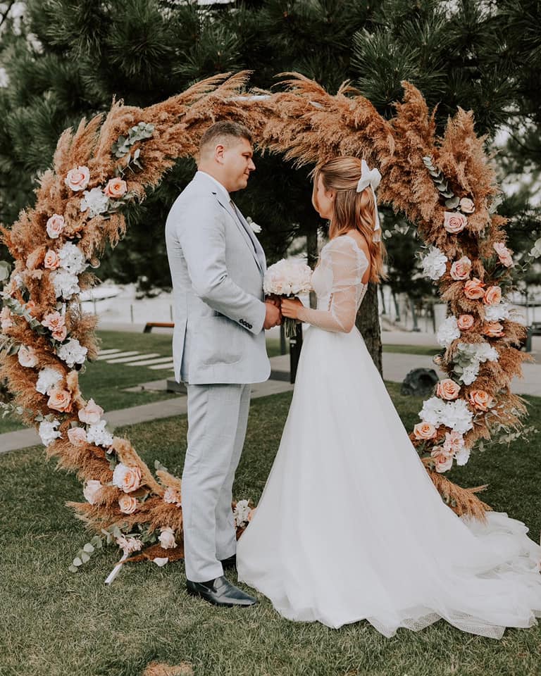 Настя из Уханя сыграла свадьбу с чиновником