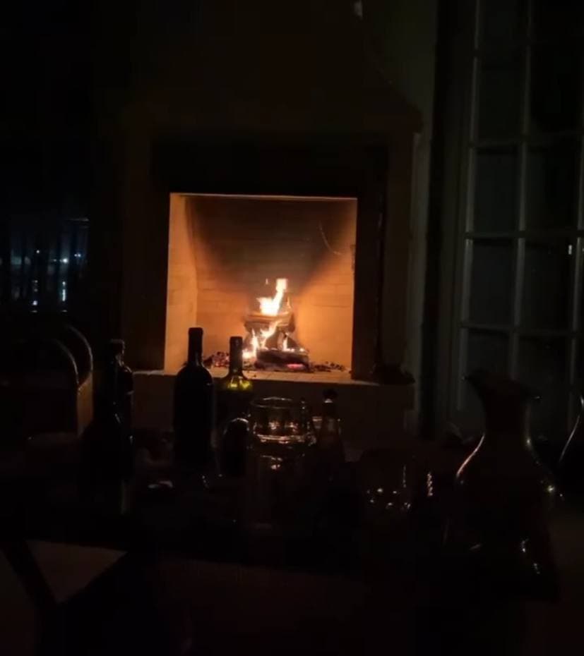 Оля Полякова провела вечер с бокалом вина возле камина