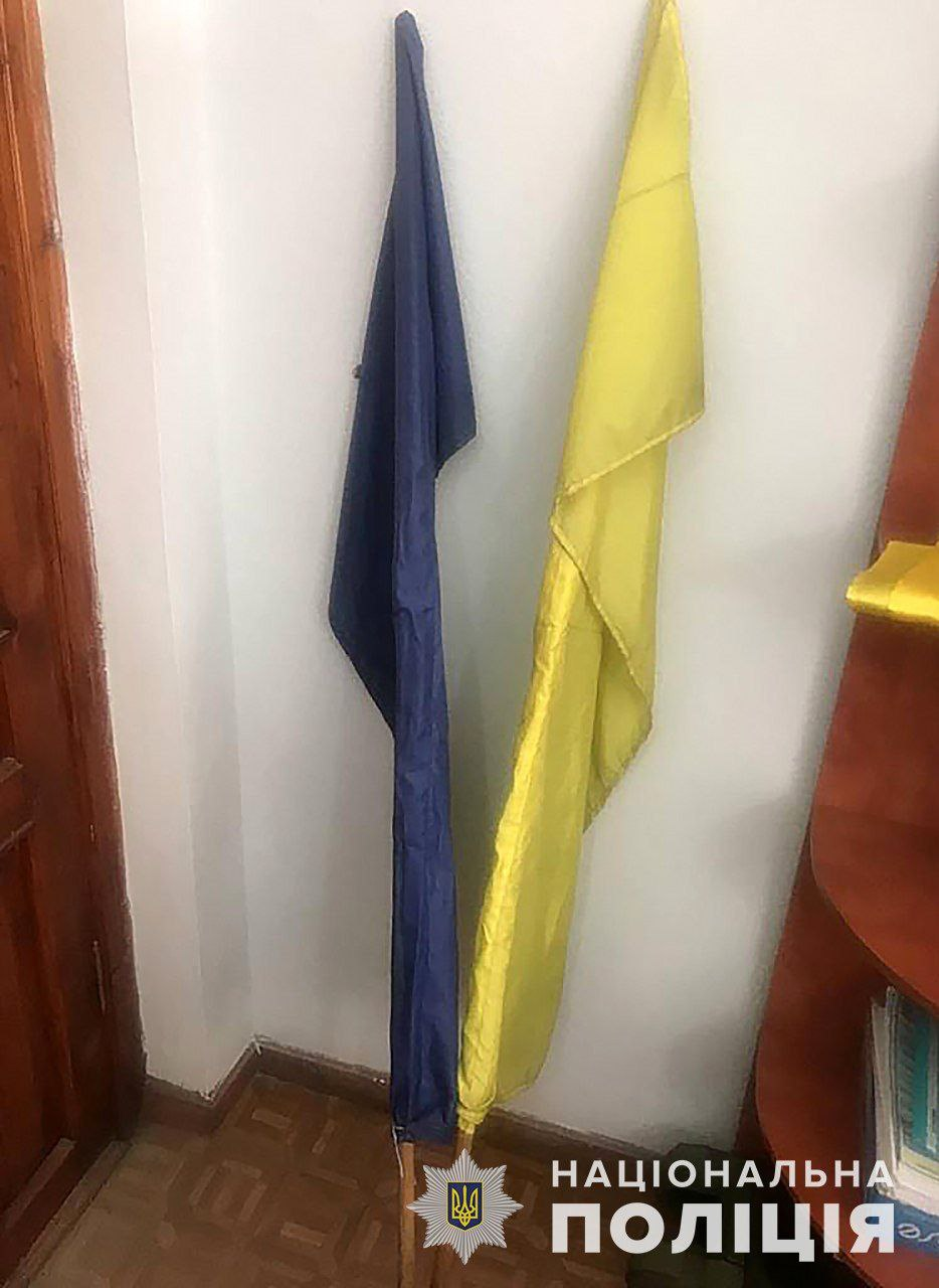 На центральном проспекте Запорожья девушка сняла флаги с украинской символикой