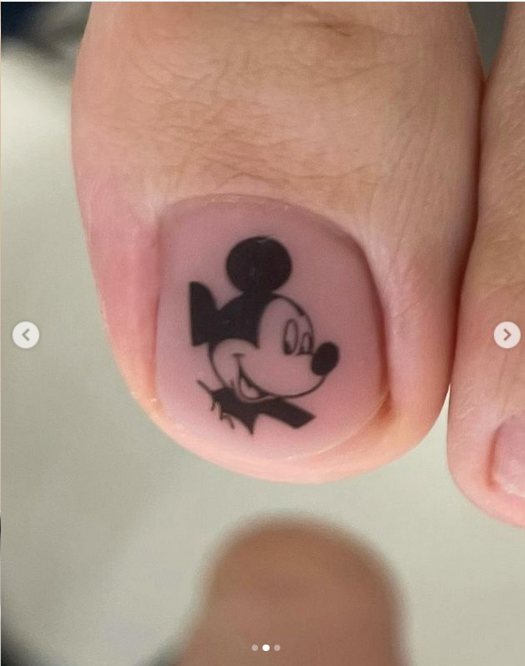Педикюр Галкина с Микки Маусом