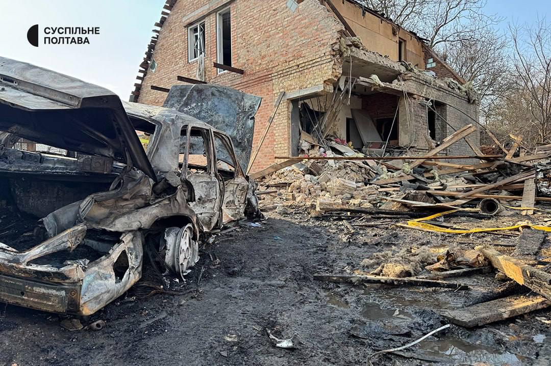 Фото разрушенного дома и сгоревшего авто. Источник &ndash; Суспильне